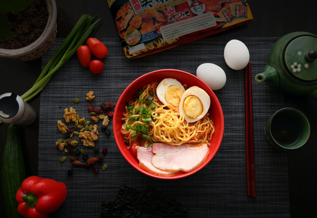 baljinnyam-sumiyasuren-gKN5m528N6o-unsplash Golden Hour Food Photography: Laksa bowl shimmering with rich colours and textures