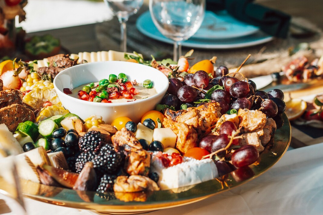 shayna-douglas-H8qwryGP_h0-unsplash Golden Hour Food Photography: Capturing warmth and shine through golden hour lighting