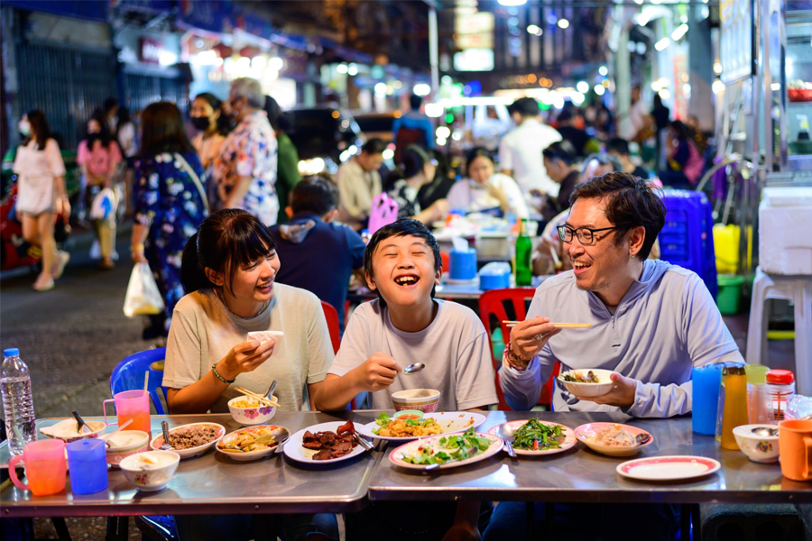 Food Photography in SG: Joyful family bonding captured through Singapore street dining