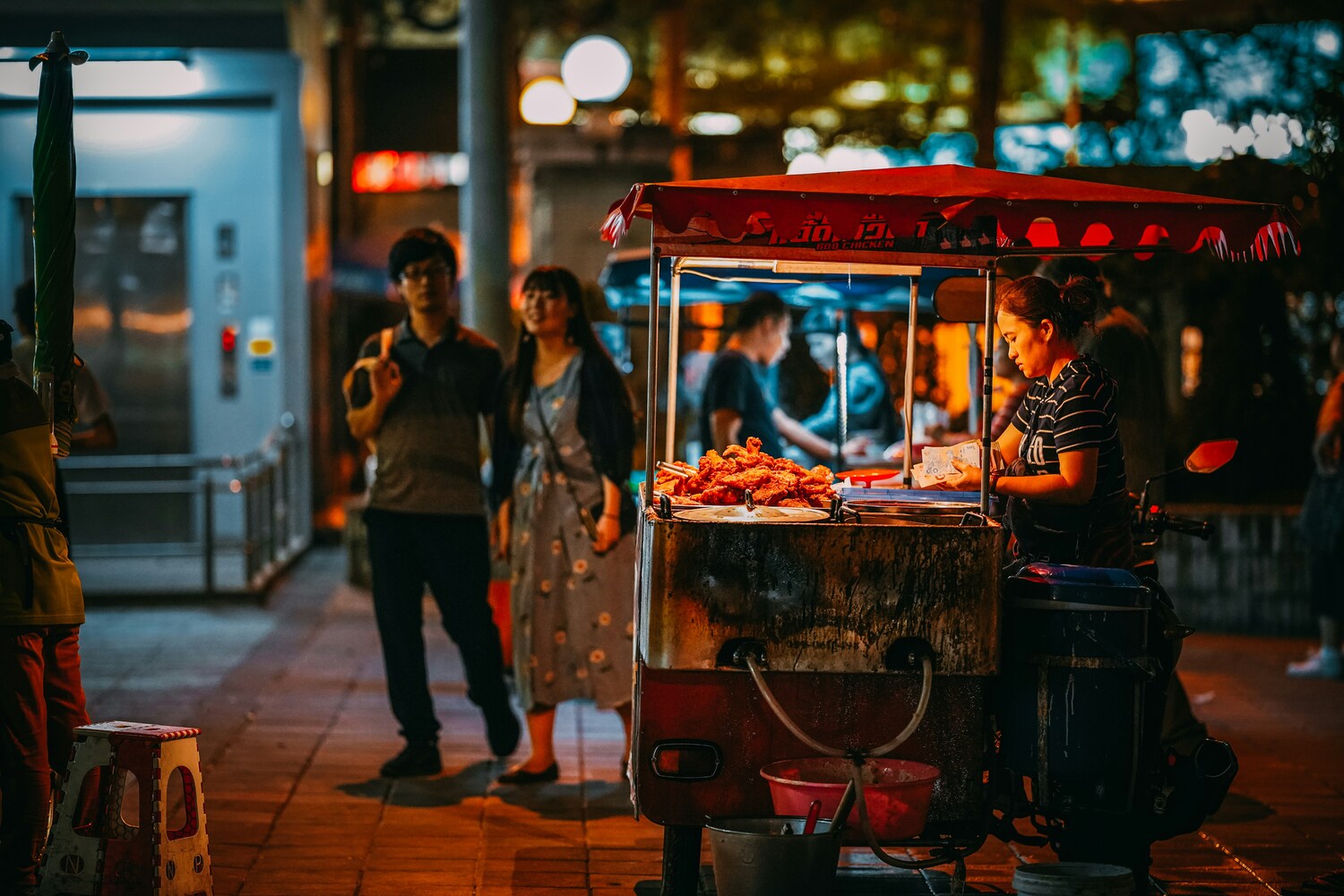 Food Photography in SG : Night market scene with colorful food stalls and bustling crowds